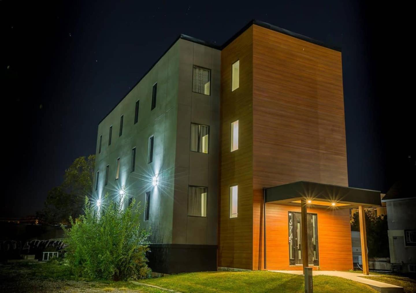 Fallsview Boutique 2bd 4b Apartment